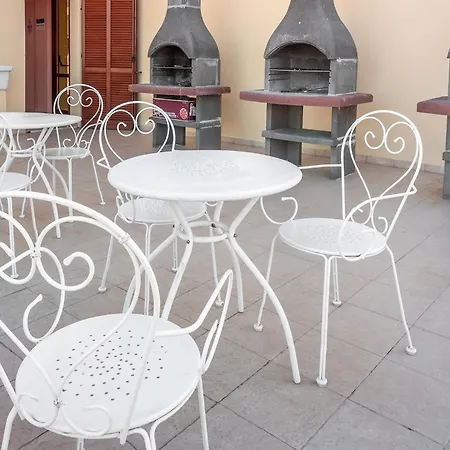 Stylish Le Fontane 1 Bedrapt B4 Sleeps 4 דירה